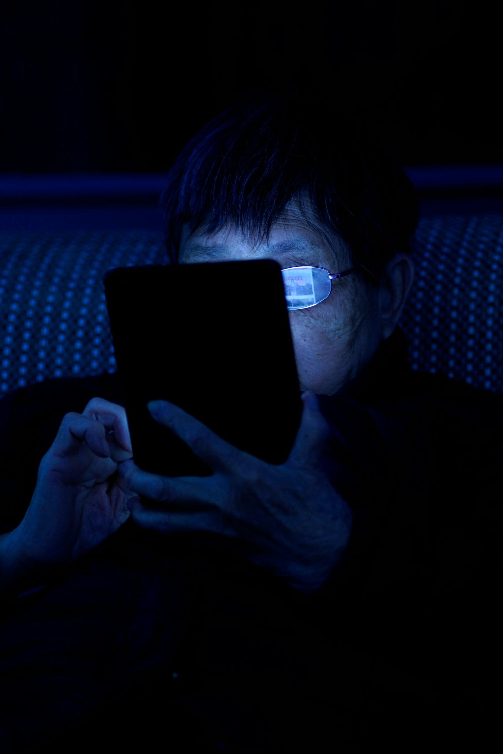 ¿La luz azul daña realmente la retina? Evidencia médica y celular en 2026