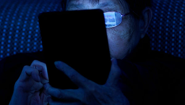 ¿La luz azul daña realmente la retina? Evidencia médica y celular en 2026