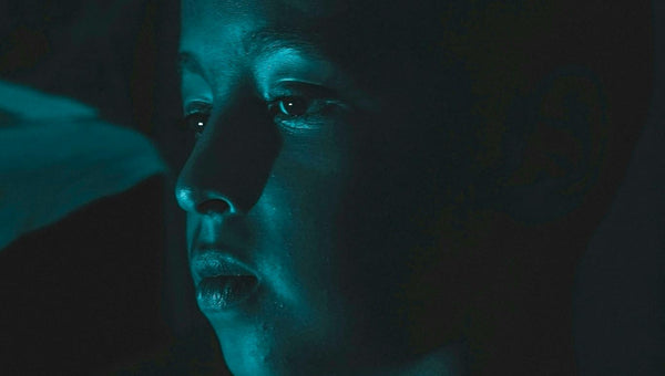 El problema de la Luz Verde: El pico tóxico que la mayoría de gafas ignora