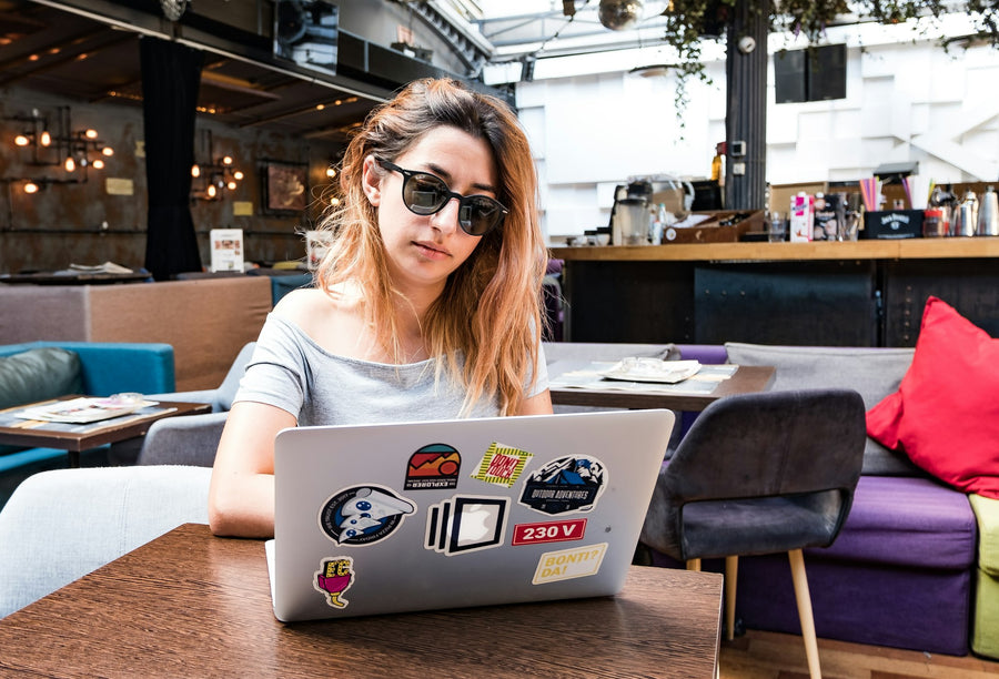 Mujer con gafas trabajando con el portátil