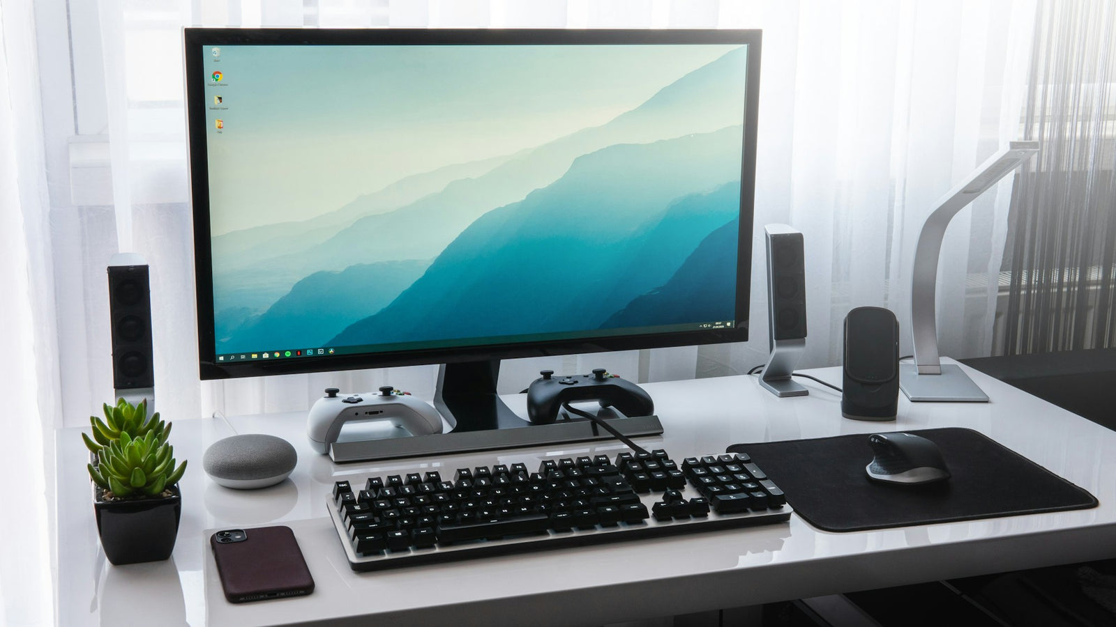 Monitor de ordenador en un escritorio de trabajo