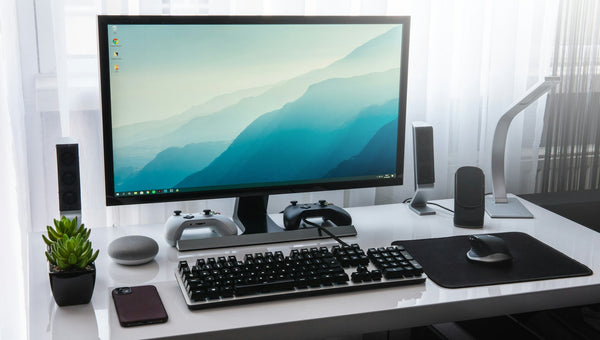 Monitor de ordenador en un escritorio de trabajo