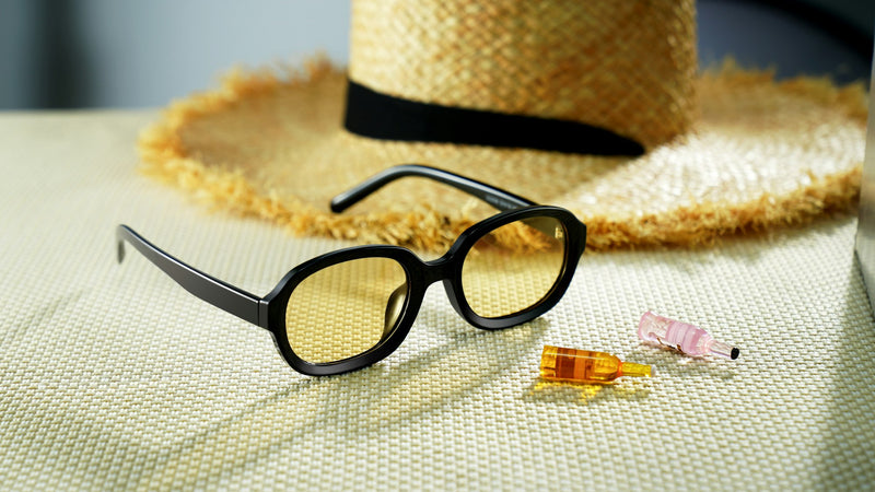 Gafas con lentes de tono amarillo sobre una mesa